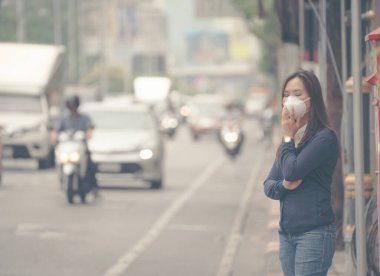 Şehir caddesinde koruyucu maske takan kadın.