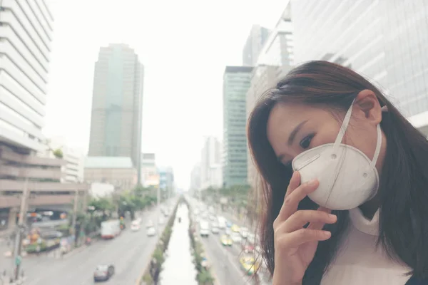 城市街道上戴着防护面具的妇女 — 图库照片