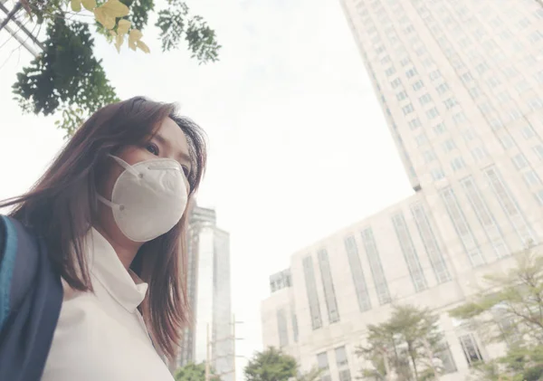 Femme portant un masque de protection dans la rue de la ville — Photo