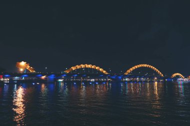 Danang Vietnam 'da ejderha köprüsü gece lambası 