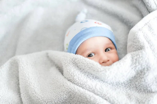 Pasgeboren kind ontspannen in bed na bad of douche. — Stockfoto