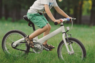 Çocuk ormandaki bir bisiklet üzerinde