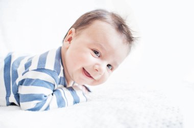 karnına yalan sevimli gülümseyen yeni doğan