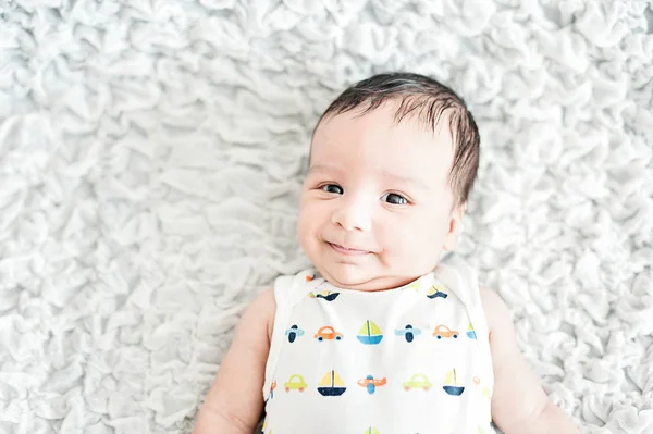 Mooie glimlachende schattige baby — Stockfoto