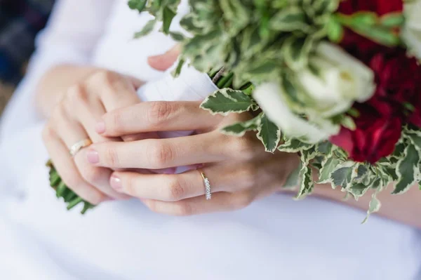 Sposa tenuta bouquet di fiori di nozze — Foto Stock