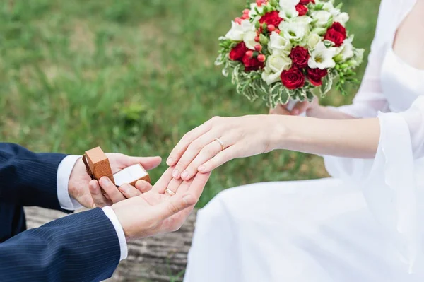 Il giovane fa una proposta di matrimonio. Uomo tenere matrimonio ring.love, fidanzamento e concetto di vacanza — Foto Stock