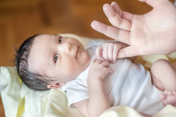 Duas semanas de idade bebê recém-nascido nas mãos do pai . — Fotografia de Stock