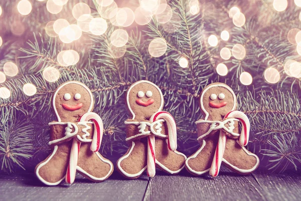 Gingerbread homens com bengalas doces e faíscas — Fotografia de Stock