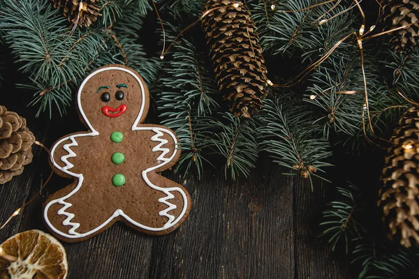 Natal Gingerbread homem com cones — Fotografia de Stock