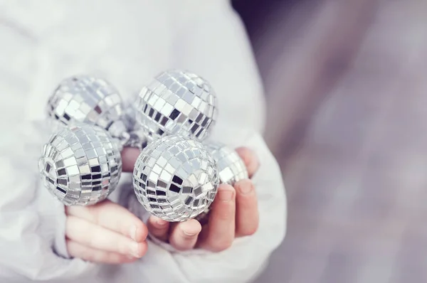 Enfant heureux tient dans ses mains décor. Le concept de célébration de Noël. Enfant en attente de Noël . — Photo