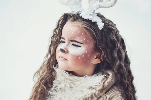 Porträt Eines Kleinen Märchenmädchens Hirschkleid Mit Aufgemaltem Gesicht Und Großem — Stockfoto