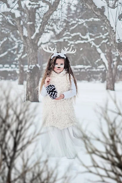 Маленькая Сказочная Девочка Оленьем Платье Раскрашенным Лицом Большими Белыми Рогами — стоковое фото