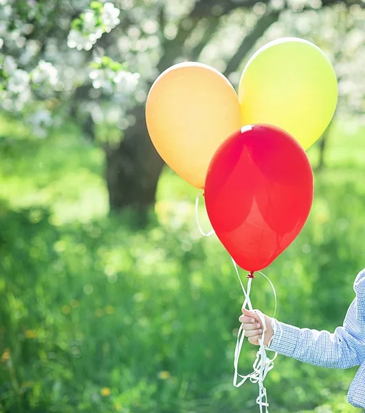 Tangan Anak Itu Memegang Tiga Balon Udara Backround Alam Selamat — Stok Foto