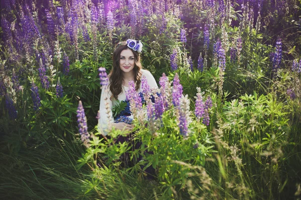 フィールドにルピナスの花束を持つ美しい若い女性の肖像画 自然とロマンのコンセプト — ストック写真