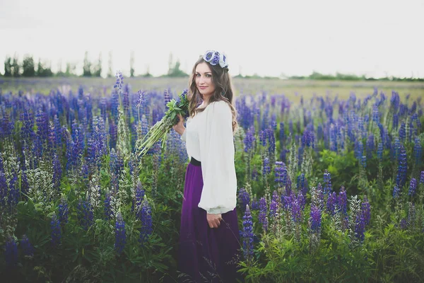 Mooie Jonge Vrouw Ultra Violet Witte Jurk Boeket Van Lupine — Stockfoto