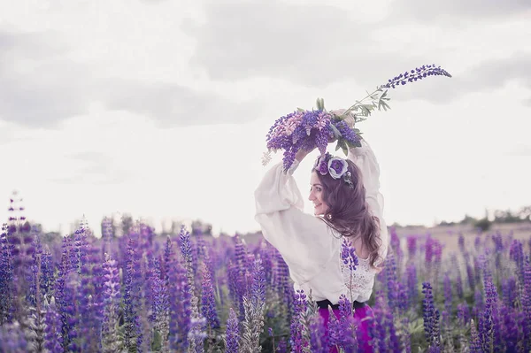 Belle Jeune Femme Robe Ultra Violette Blanche Tenant Bouquet Lupin — Photo