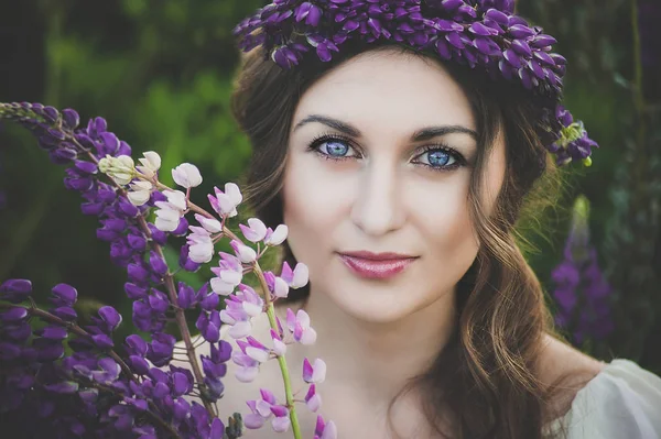 フィールドにルピナスの花束を持つ美しい若い女性の肖像画 自然とロマンのコンセプト — ストック写真