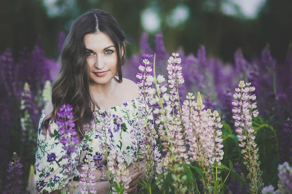 美丽的年轻女子穿着超紫罗兰和白色礼服 在日落时分捧着羽扇的花束 自然与浪漫的概念 — 图库照片