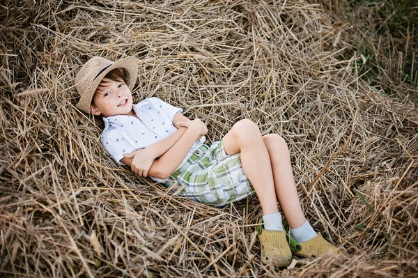快乐的孩子在干燥的领域 夏天的心情 男孩在干草堆 — 图库照片