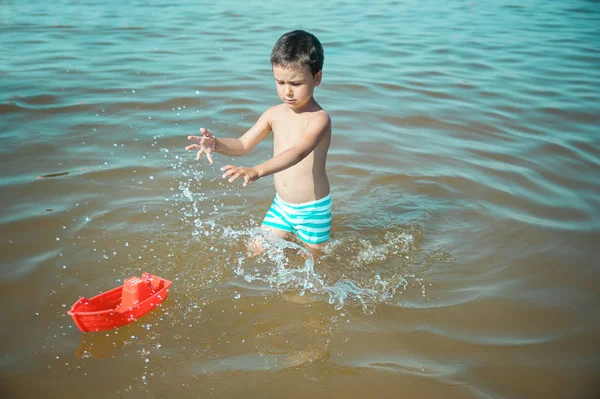 子供は のボートをことができます 海遊び 夏休み 小さなかわいい男の子が熱帯の休暇中にビーチおもちゃで遊んで 水で子供を果たしています — ストック写真