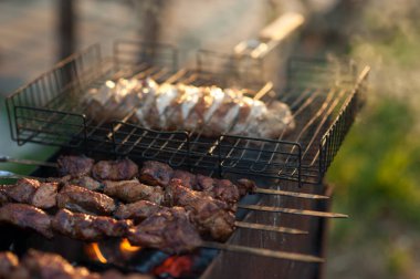 şiş kebap ızgara üzerinde kömür sulu dilim Close-Up.