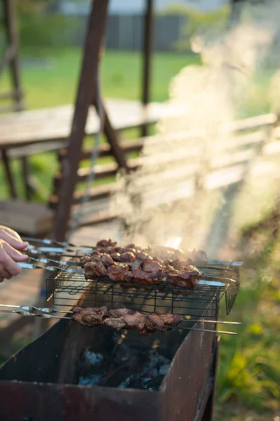 Close Macho Preparando Churrasco Suculento Grelha Sobre Carvão Vegetal — Fotografia de Stock