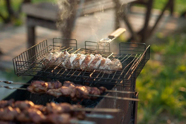 Close Fatias Suculentas Kebab Shish Grelha Sobre Carvão Vegetal — Fotografia de Stock