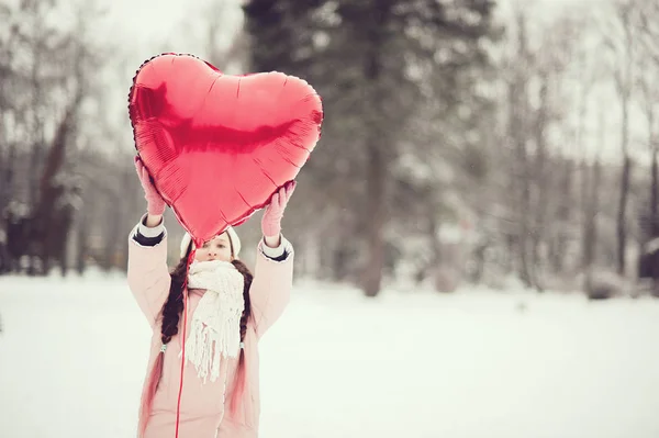Menina feliz saiu com balões de coração Valentine ao ar livre. O conceito do Dia dos Namorados. Espaço de cópia . — Fotografia de Stock