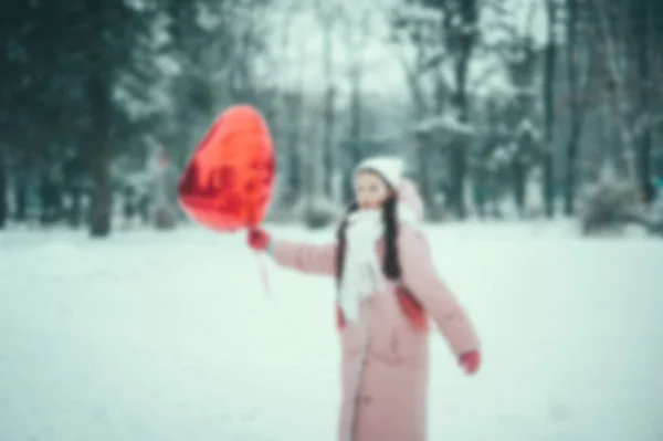 Felice ragazza uscita con palloncini cuore di San Valentino all'aperto. Il concetto di San Valentino. Copia spazio . — Foto Stock