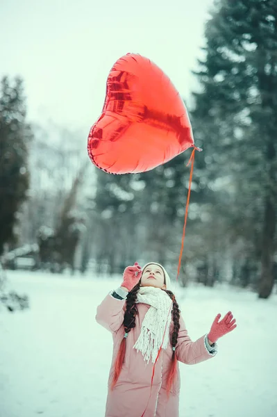 Glada nöjda tjej med Valentine hjärta ballonger utomhus. Alla hjärtans dag koncept. Kopiera utrymme. — Stockfoto