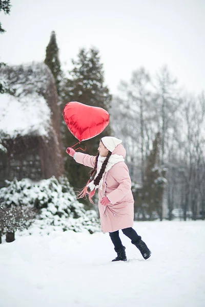 Heureuse fille sortie avec Valentine coeur ballons en plein air. Concept de Saint-Valentin. Espace de copie . — Photo