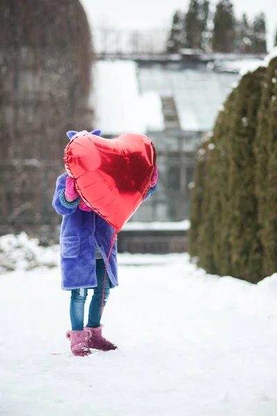 Glad Attraktiva Flicka Med Valentine Hjärta Ballong Utomhus Alla Hjärtans — Stockfoto