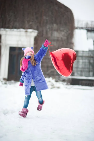 Happy Βγήκε Τρέχοντας Κορίτσι Μπαλόνι Καρδιά Αγίου Βαλεντίνου Εξωτερική Ημέρα — Φωτογραφία Αρχείου
