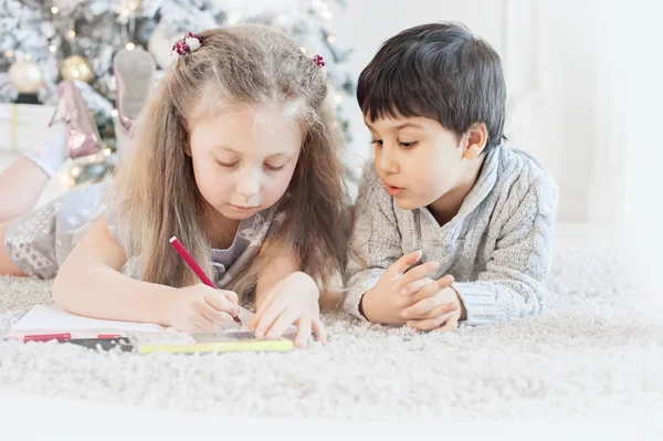 Jongen Meisje Liggend Vloer Schrijven Brief Aan Kerstman Buurt Van — Stockfoto