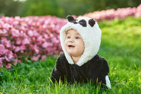 Bébé portant un costume d'ours Panda — Photo