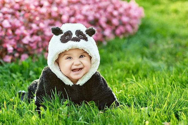 Дитина в костюмі ведмедя Панди — стокове фото