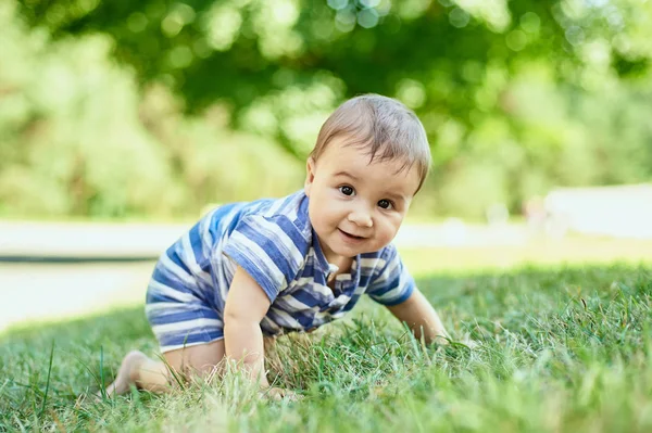 Enfant rampant sur l'herbe — Photo