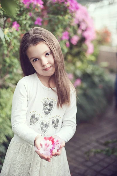 Fata sniffing flori de azaleas — Fotografie, imagine de stoc