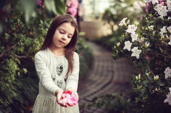 Menina cheirando flores de azáleas — Fotografia de Stock