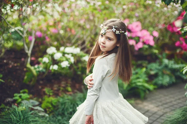 Девушка нюхает цветы азалий — стоковое фото