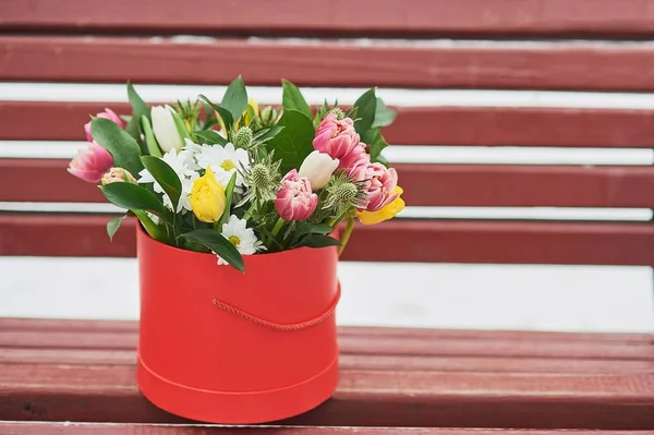Kotak hadiah merah dengan karangan bunga indah Simbol momen romantis, hari wanita dan Hari Valentine — Stok Foto