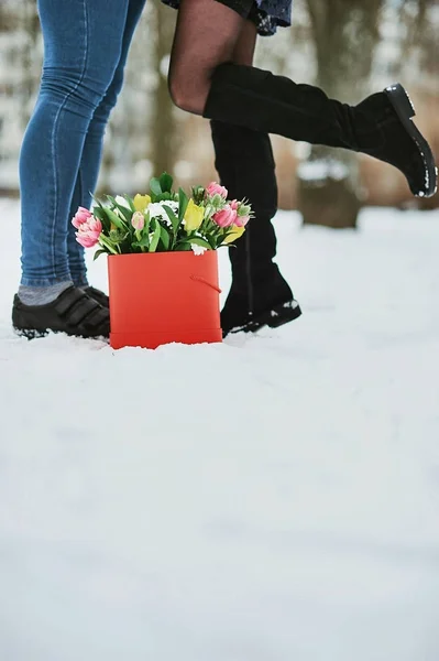 Мужчины Девочки Ноги Красной Подарочной Коробкой Красивым Букет Цветущих Розовых — стоковое фото