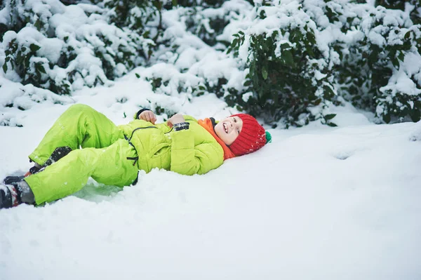 Liten Pojke Leker Snön Vinter Park — Stockfoto