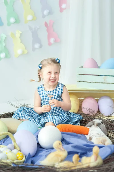 Милая смешная девушка с корзиной, полной пасхальных яиц дома — стоковое фото