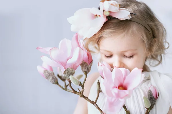 The girl with the Magnolia branch — Stock Photo, Image