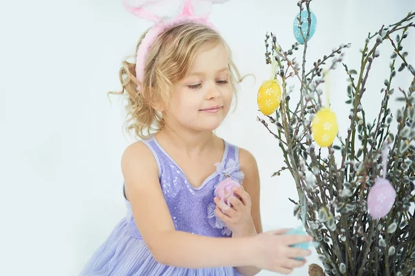 Милая Забавная Девушка Украшает Киску Ивовые Ветви Цветными Пасхальными Яйцами — стоковое фото