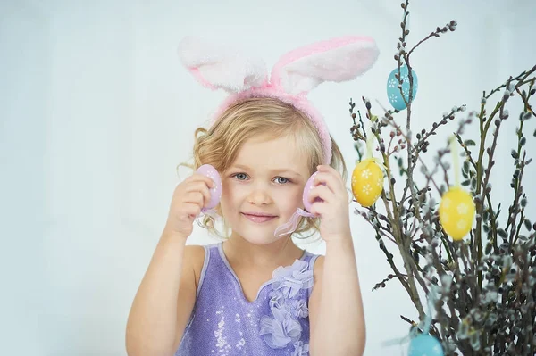Милая Забавная Девушка Играет Цветными Пасхальными Яйцами Дома — стоковое фото