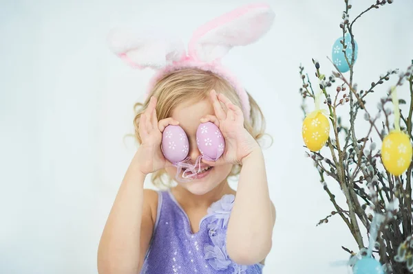 Милая Забавная Девушка Играет Цветными Пасхальными Яйцами Дома — стоковое фото