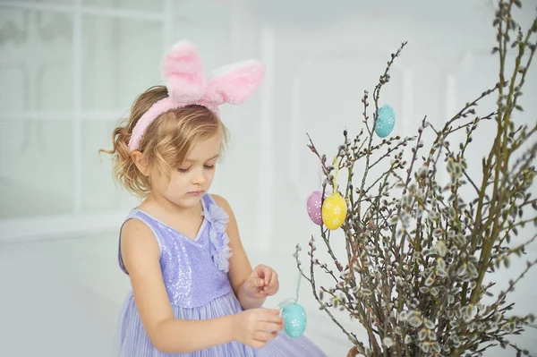Słodkie Dziewczyny Śmieszne Dekorowanie Gałązki Wierzby Cipki Kolor Easter Eggs — Zdjęcie stockowe