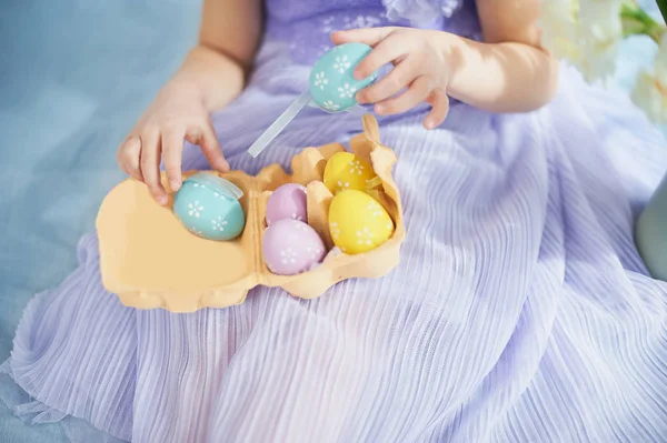 Маленькая Девочка Положить Цвет Пасхальные Яйца Упаковке Урожай — стоковое фото
